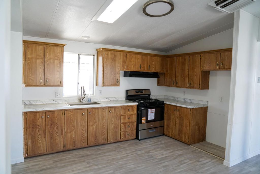 Image 8 of property listing at 1551 6th Avenue Drive # 161, Kingsburg, CA 93631