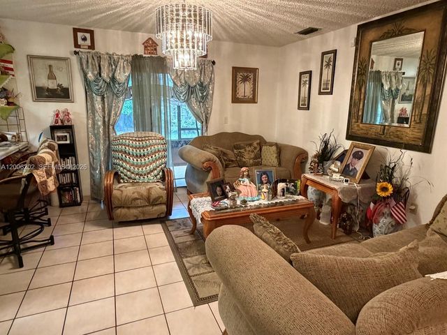 9300 SW 164th St, Palmetto Bay, FL 33157