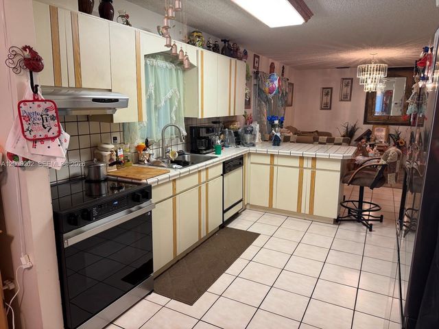9300 SW 164th St, Palmetto Bay, FL 33157