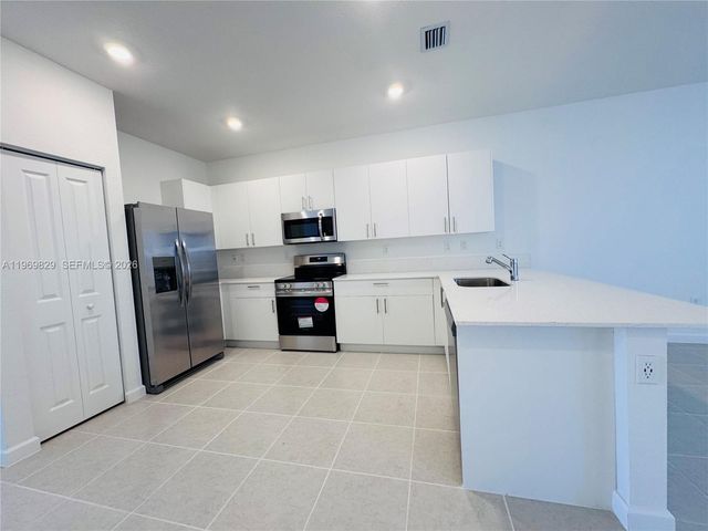 2527 SE 29th St, Homestead, FL 33035