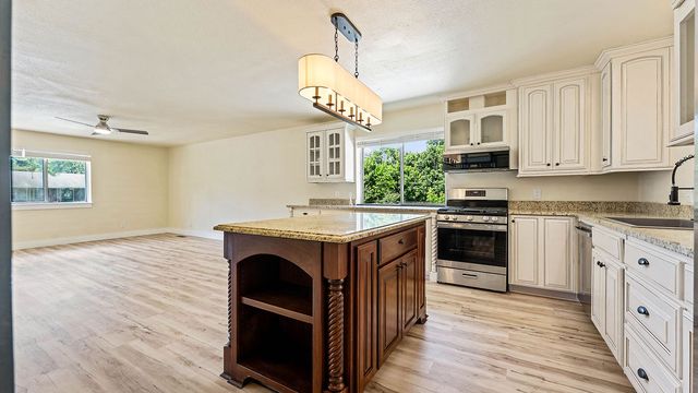 20908 Dawn Hill East Road, Gentry, AR 72734