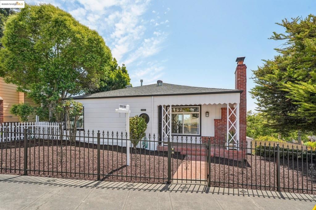 10601 Sheldon St, Oakland, CA 94605