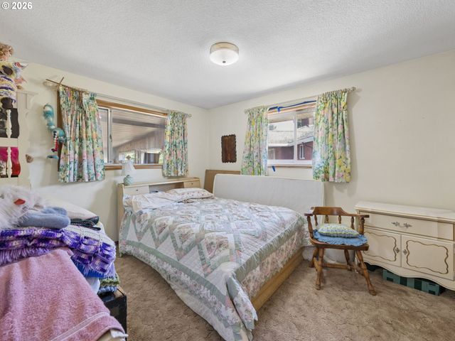 709 Ne 107TH Pl, Portland, OR 97220