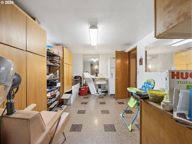 709 Ne 107TH Pl, Portland, OR 97220
