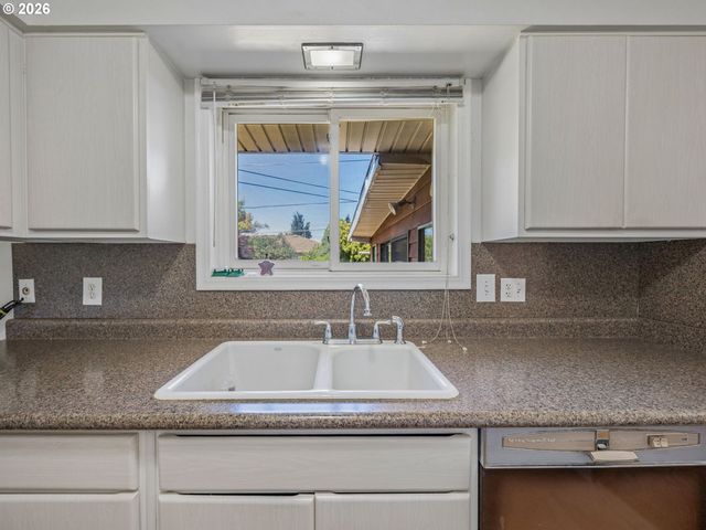 709 Ne 107TH Pl, Portland, OR 97220