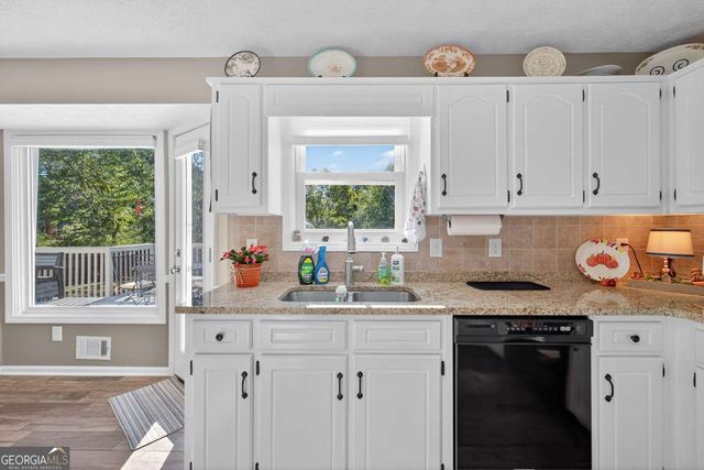 1460 TWIN MANOR Drive, Loganville, GA 30052