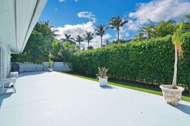 17 E Ocean Avenue, Ocean Ridge, FL 33435