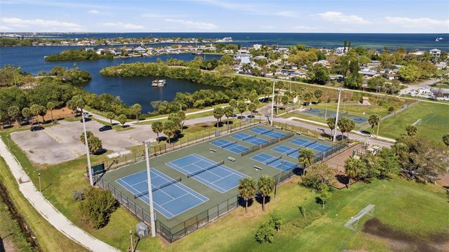 192 COQUINA BAY DRIVE, St Petersburg, FL 33705