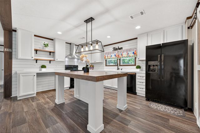 551 Loan Oak Drive, Oakhurst, TX 75359