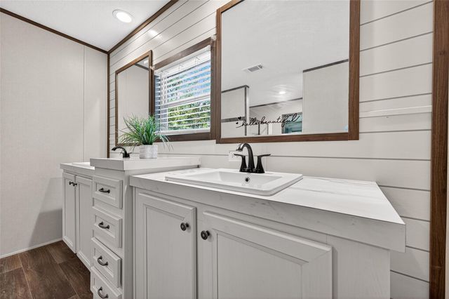 551 Loan Oak Drive, Oakhurst, TX 75359