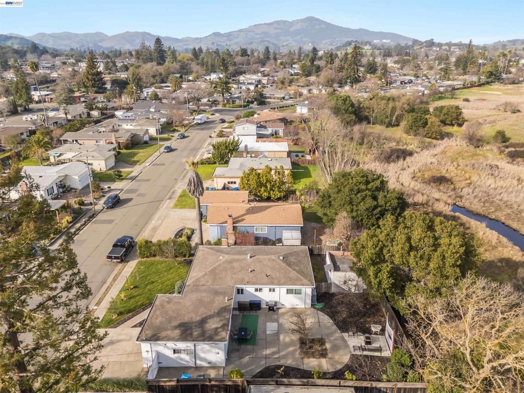 Image 3 of property listing at 1382 Donna Street, Novato, CA 94947