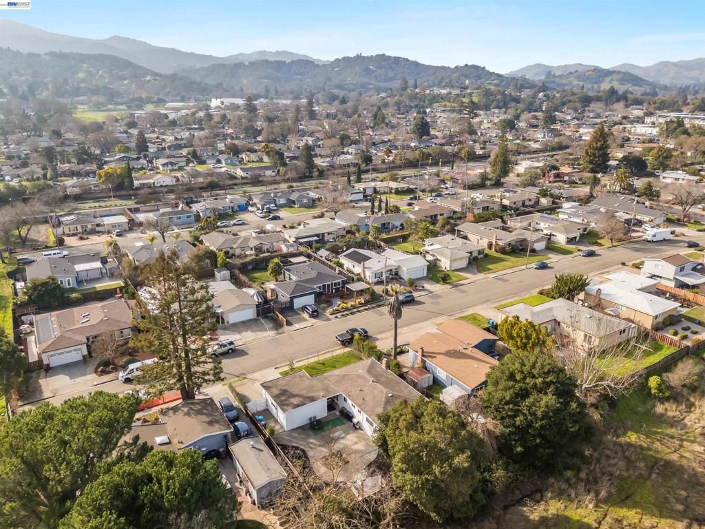 Image 5 of property listing at 1382 Donna Street, Novato, CA 94947