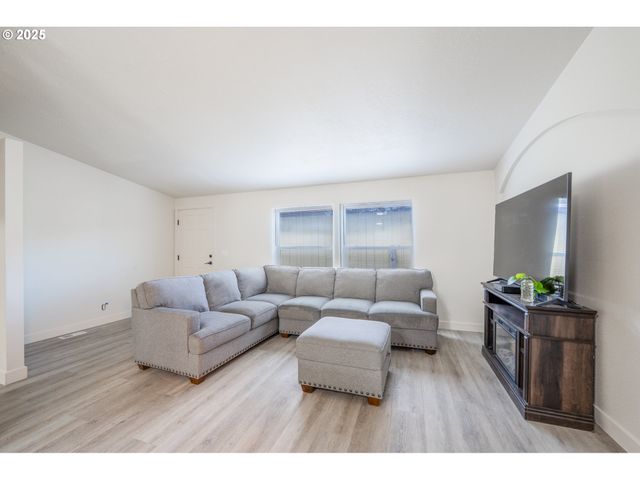 597 BARLEY St, Woodburn, OR 97071