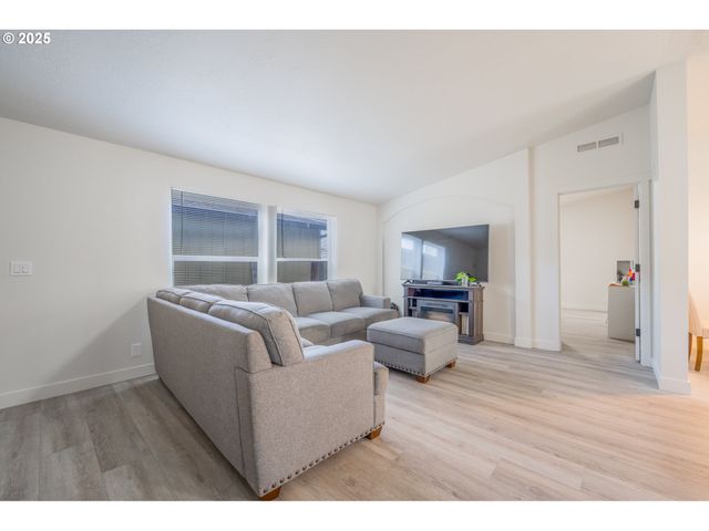 597 BARLEY St, Woodburn, OR 97071