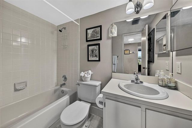 2222 N CYPRESS BEND Drive 201, Pompano Beach, FL 33069