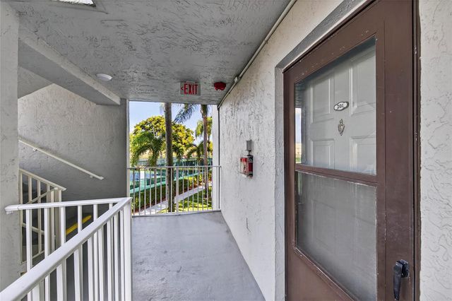 2222 N CYPRESS BEND Drive 201, Pompano Beach, FL 33069