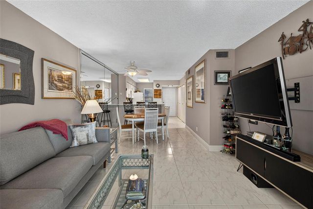 2222 N CYPRESS BEND Drive 201, Pompano Beach, FL 33069