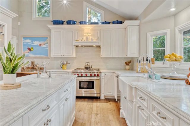 23134 Collins Street, Woodland Hills, CA 91367