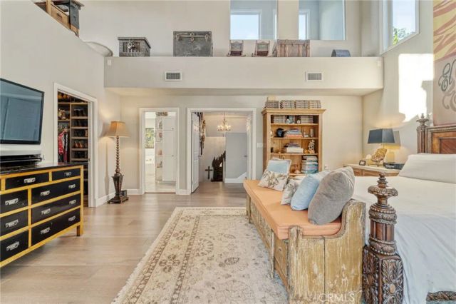 23134 Collins Street, Woodland Hills, CA 91367