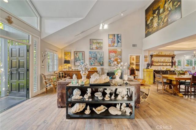 23134 Collins Street, Woodland Hills, CA 91367