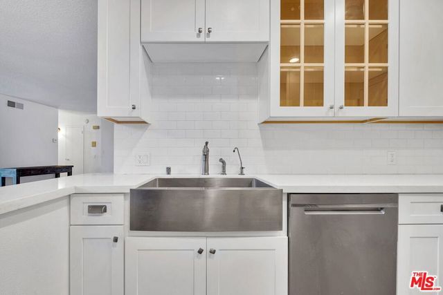 100 S Doheny Drive 209, Los Angeles, CA 90048