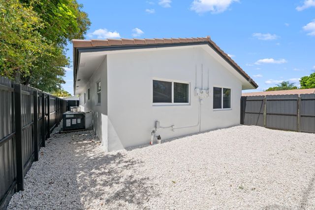 832 NE 12th Avenue, Pompano Beach, FL 33060