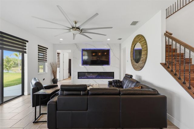 9410 LISBON STREET, Seffner, FL 33584