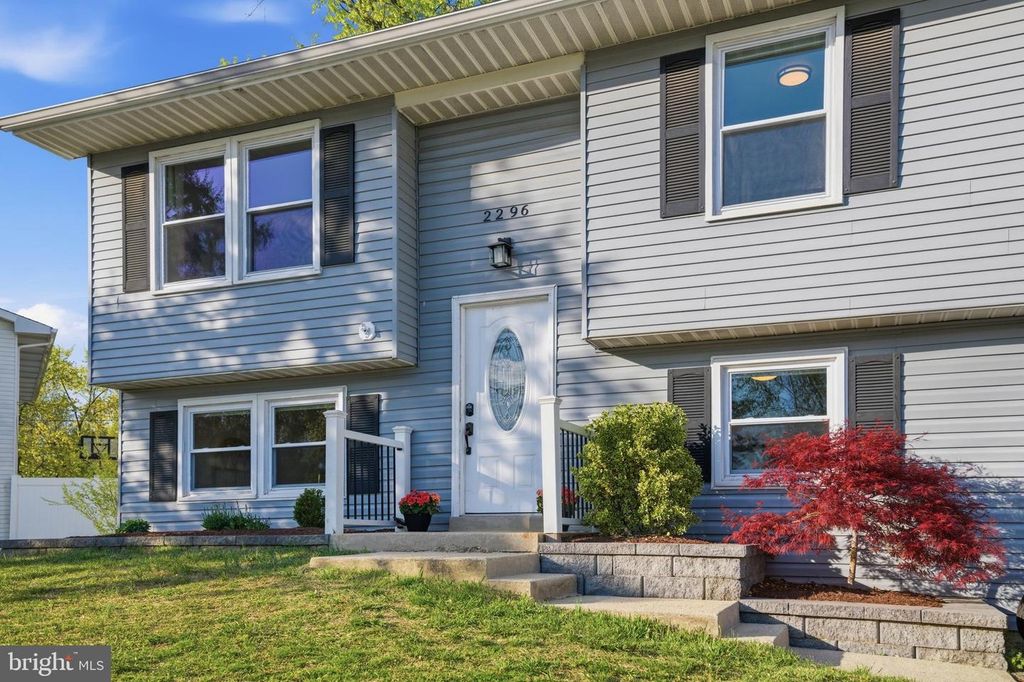 Image 2 of property listing at 2296 FOUR SEASONS DR, Gambrills, MD 21054