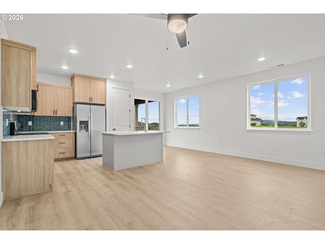 16151 SERRES FARMS Way, Oregon City, OR 97045