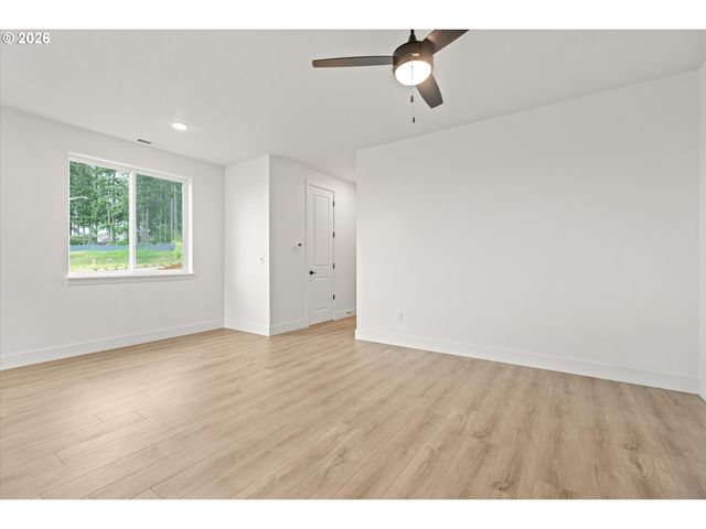 16151 SERRES FARMS Way, Oregon City, OR 97045