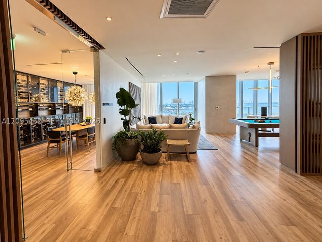 1400 Biscayne 4703, Miami, FL 33132