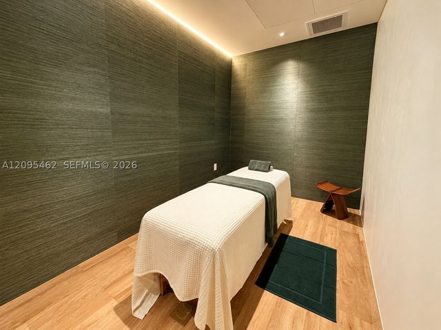 1400 Biscayne 4703, Miami, FL 33132