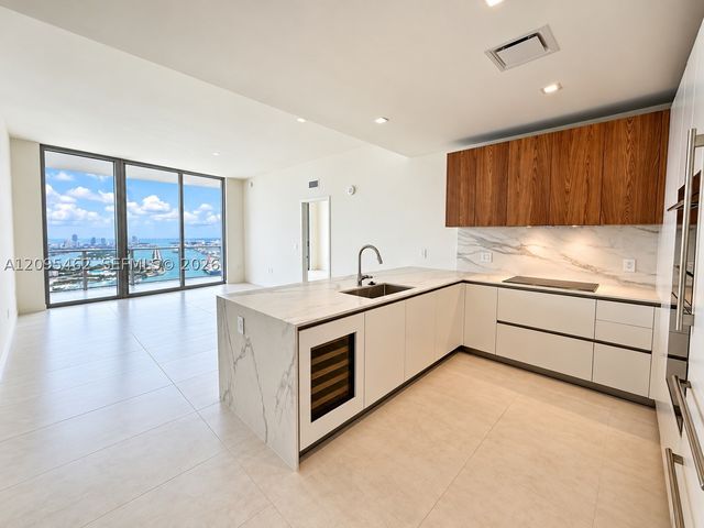 1400 Biscayne 4703, Miami, FL 33132