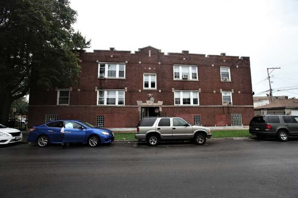 3939 W Iowa Street 2E, Chicago, IL 60651