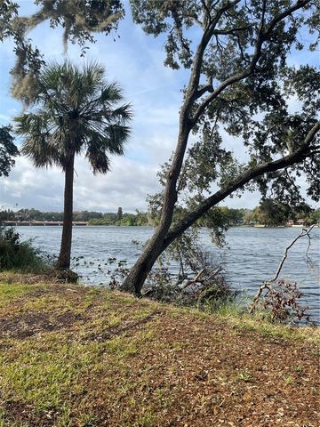 7218 E BANK DR, Tampa, FL 33617