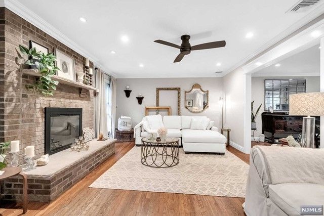 17 Babcock Road, Mahwah, NJ 07430