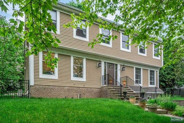 17 Babcock Road, Mahwah, NJ 07430