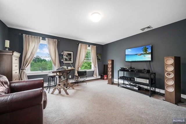 17 Babcock Road, Mahwah, NJ 07430