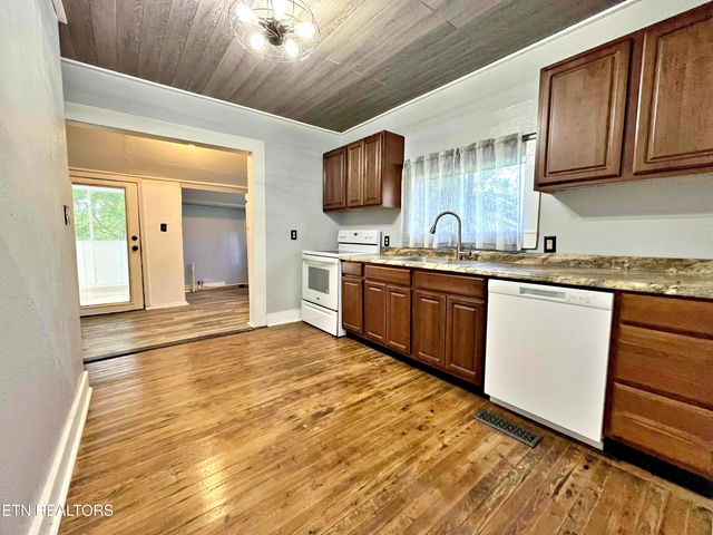 302 W Farrell St, Niota, TN 37826