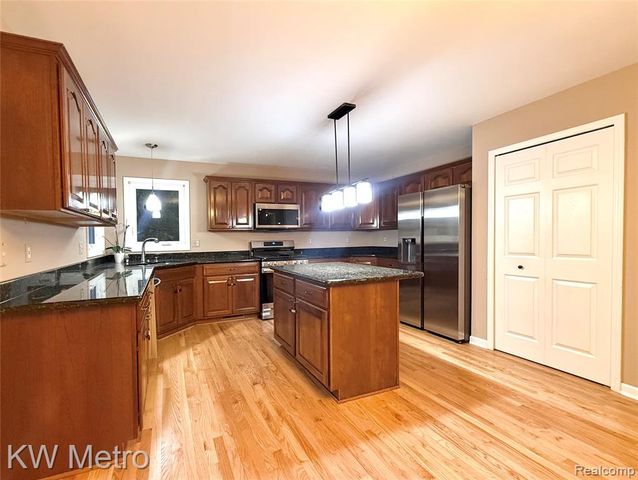 1176 Cadmus Drive, Troy, MI 48085