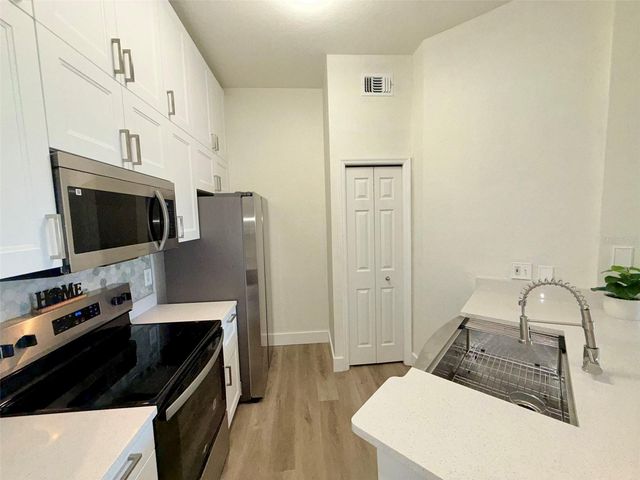 5152 NORTHRIDGE ROAD 302, Sarasota, FL 34238