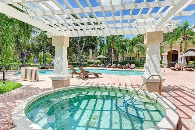 5152 NORTHRIDGE ROAD 302, Sarasota, FL 34238