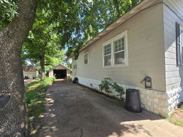 1412 E 2nd Ave, Winfield, KS 67156