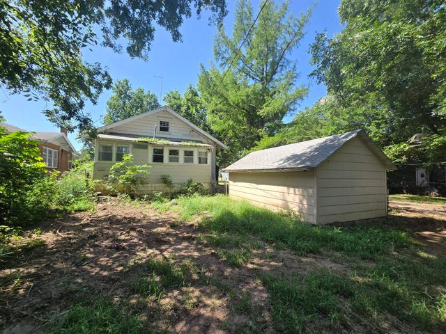 1412 E 2nd Ave, Winfield, KS 67156
