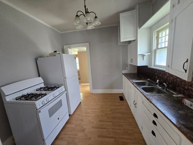 1412 E 2nd Ave, Winfield, KS 67156