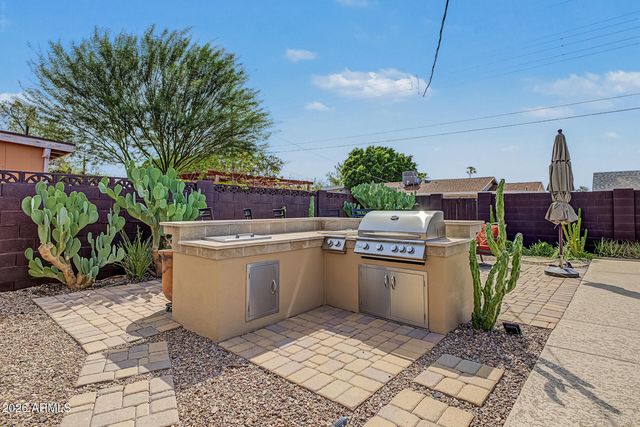 8119 E MITCHELL Drive, Scottsdale, AZ 85251