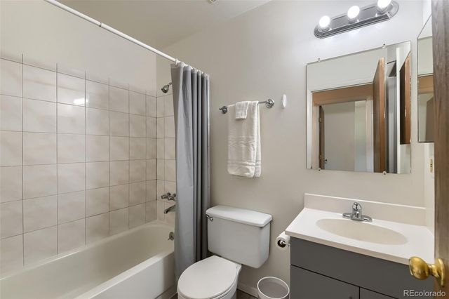 3911 S Ensenada Court, Aurora, CO 80013