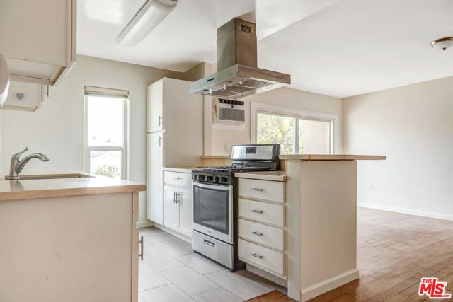 423 N Harvard Boulevard, Los Angeles, CA 90004