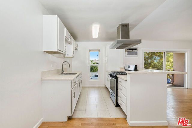 423 N Harvard Boulevard, Los Angeles, CA 90004