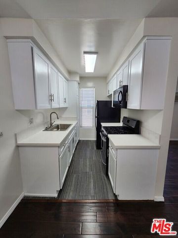 423 N Harvard Boulevard, Los Angeles, CA 90004